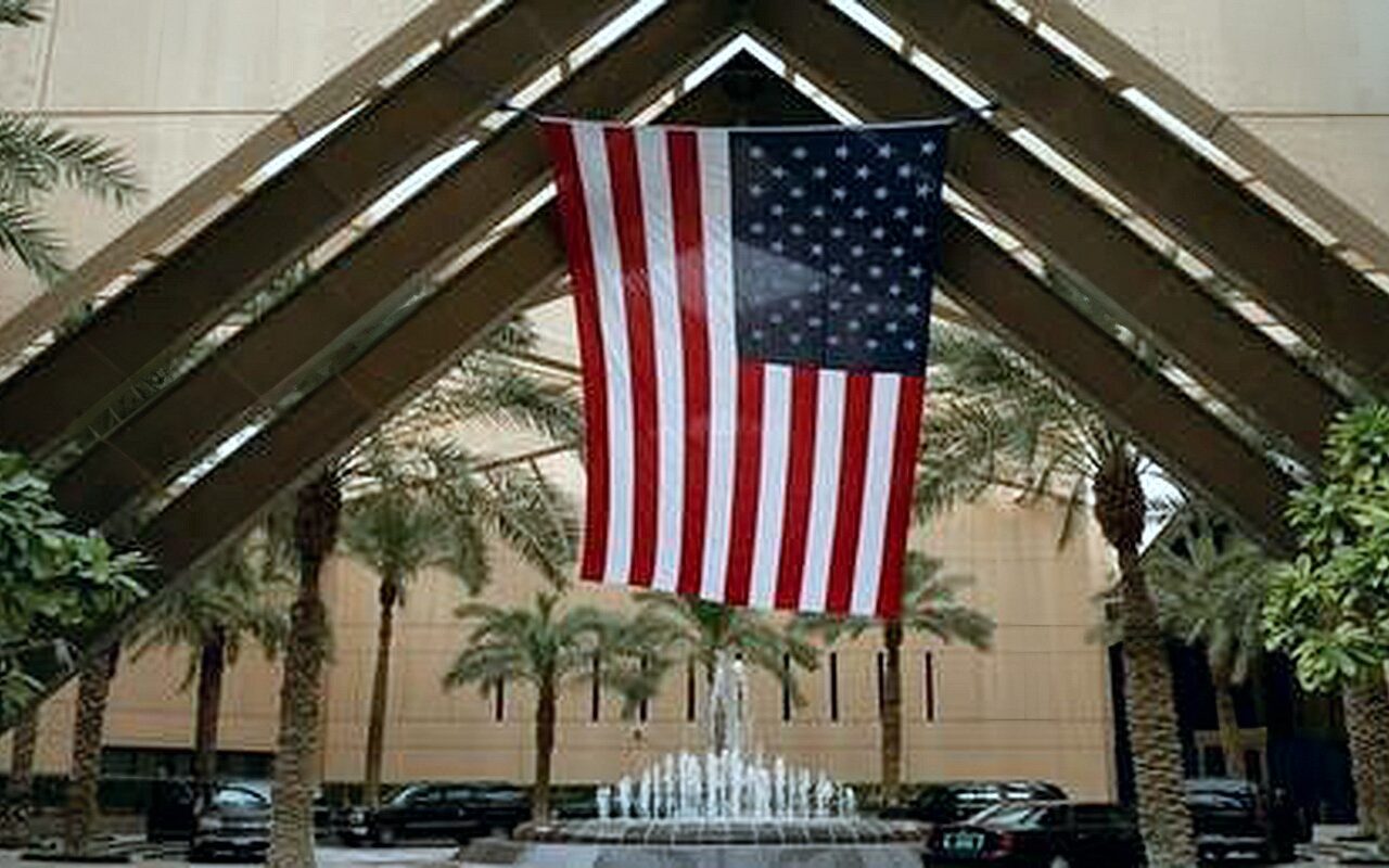 السفارة الأمريكية في الرياض ترفع مستوى تحذير الأمريكيين إلى الثالث