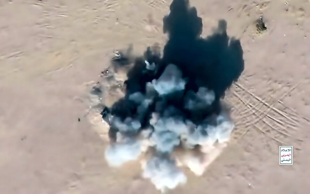 الإعلام الحربي التابع لجماعة الحوثي ينشر مشاهد لاستهداف تحركات عسكرية سعودية بطائرات مسيرة