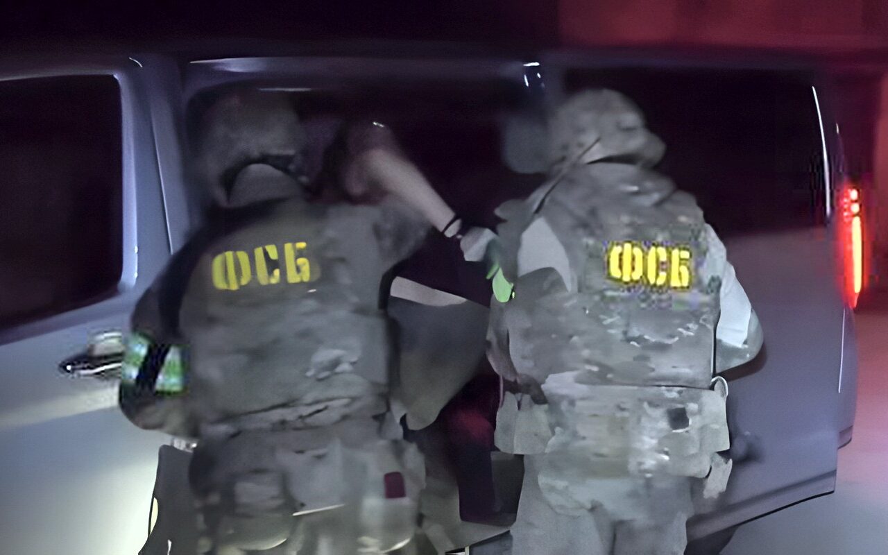 جهاز الأمن الفيدرالي الروسي ينشر مقطع فيديو يوثق عملية توقيف مراسل صحيفة يابانية بتهمة التجسس
