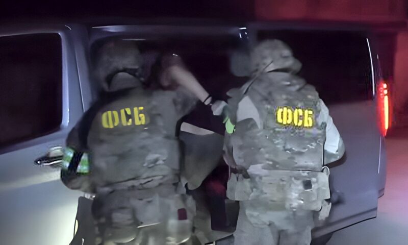جهاز الأمن الفيدرالي الروسي ينشر مقطع فيديو يوثق عملية توقيف مراسل صحيفة يابانية بتهمة التجسس