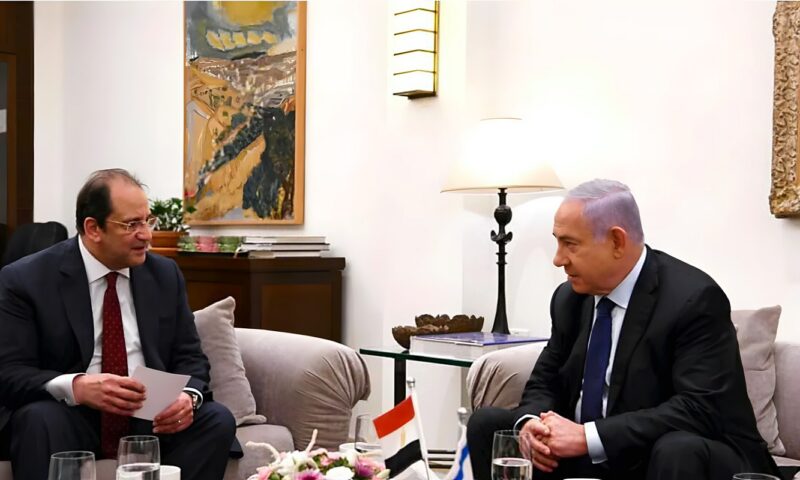 نتنياهو ينفي لقاءه رئيس استخبارات أجنبي.. والسجلات تكشف اجتماعه مع رئيس المخابرات المصرية عام 2021