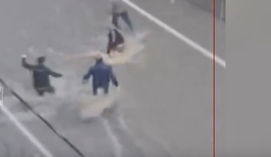المارّة ينقذون سيدة جرفتها مياه السيول في مدينة إسطنبول