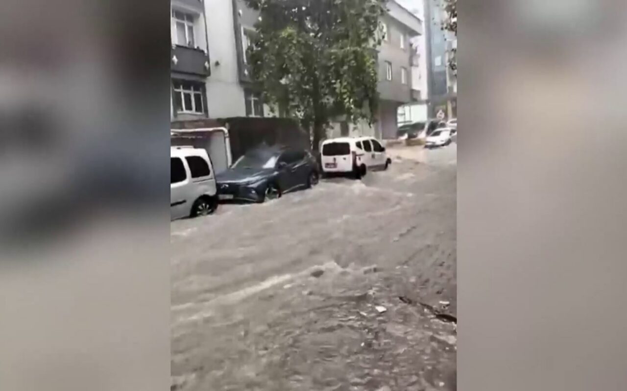شاهد السيول الجارفة تحول شوارع إسطنبول إلى أنهار وتجرف السيارات