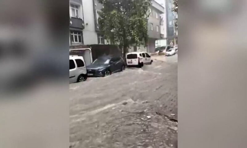شاهد السيول الجارفة تحول شوارع إسطنبول إلى أنهار وتجرف السيارات