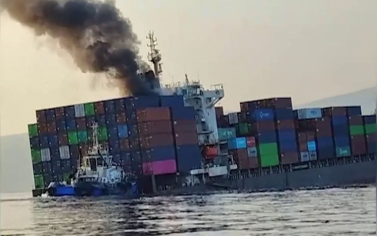 شاهد.. غرق سفينة حاويات بعد اصطدامها بلغم بحري جنوب مضيق هرمز
