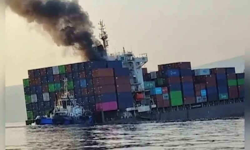 شاهد.. غرق سفينة حاويات بعد اصطدامها بلغم بحري جنوب مضيق هرمز
