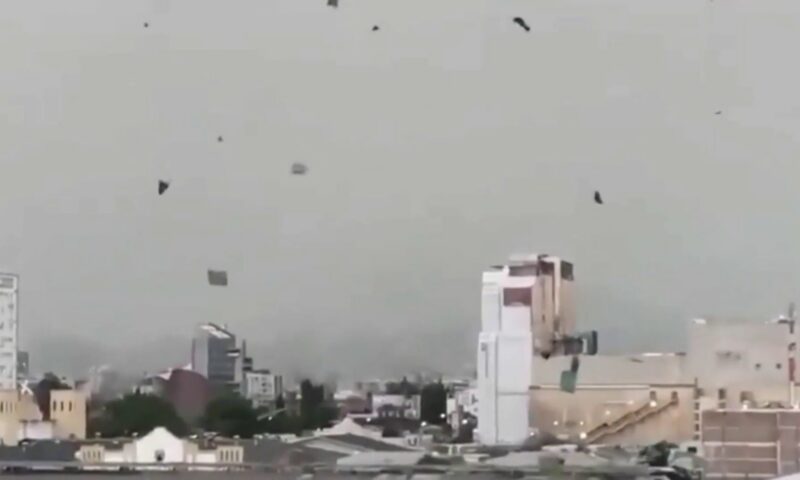 مشاهد لدمار وتطاير الأسطح جراء إعصار نادر يضرب العاصمة التشيلية