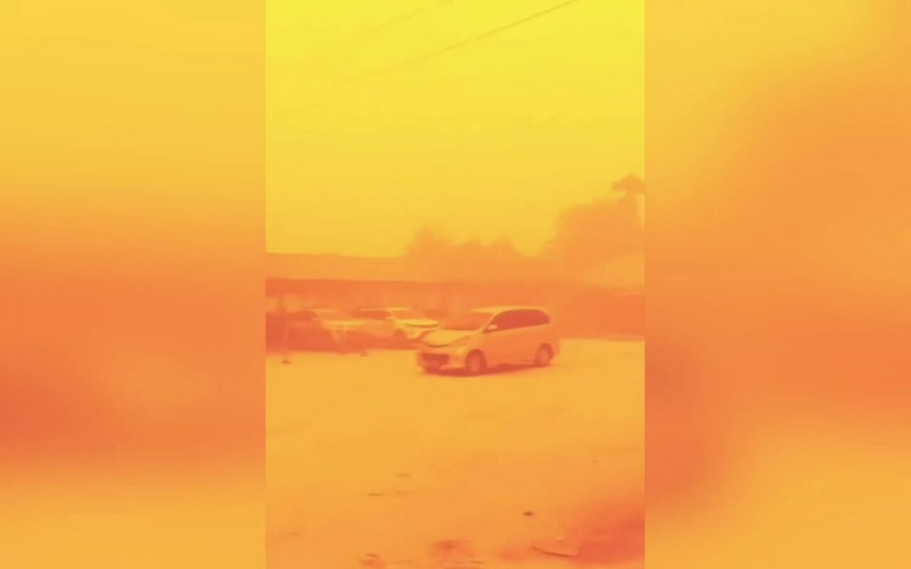 شاهد سماء إندونيسيا تتحول إلى اللون الأحمر البرتقالي في لقطات تحاكي أفلام الخيال