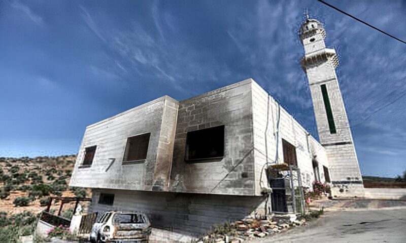 مستوطنون إسرائيليون يحرقون مسجدا في رام الله والسلطة الفلسطينية تعتبره تصعيدا خطيرا