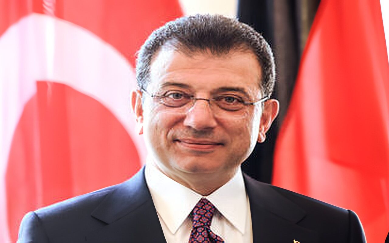 رئيس بلدية إسطنبول المسجون يبدأ دفاعه أمام المحكمة في 142 تهمة تتجاوز عقوبتها ألفي عام
