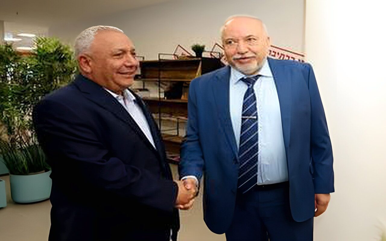 ليبرمان يهاجم حليفه أيزنكوت ويتهمه بالتخطيط لتشكيل حكومة مع نتنياهو
