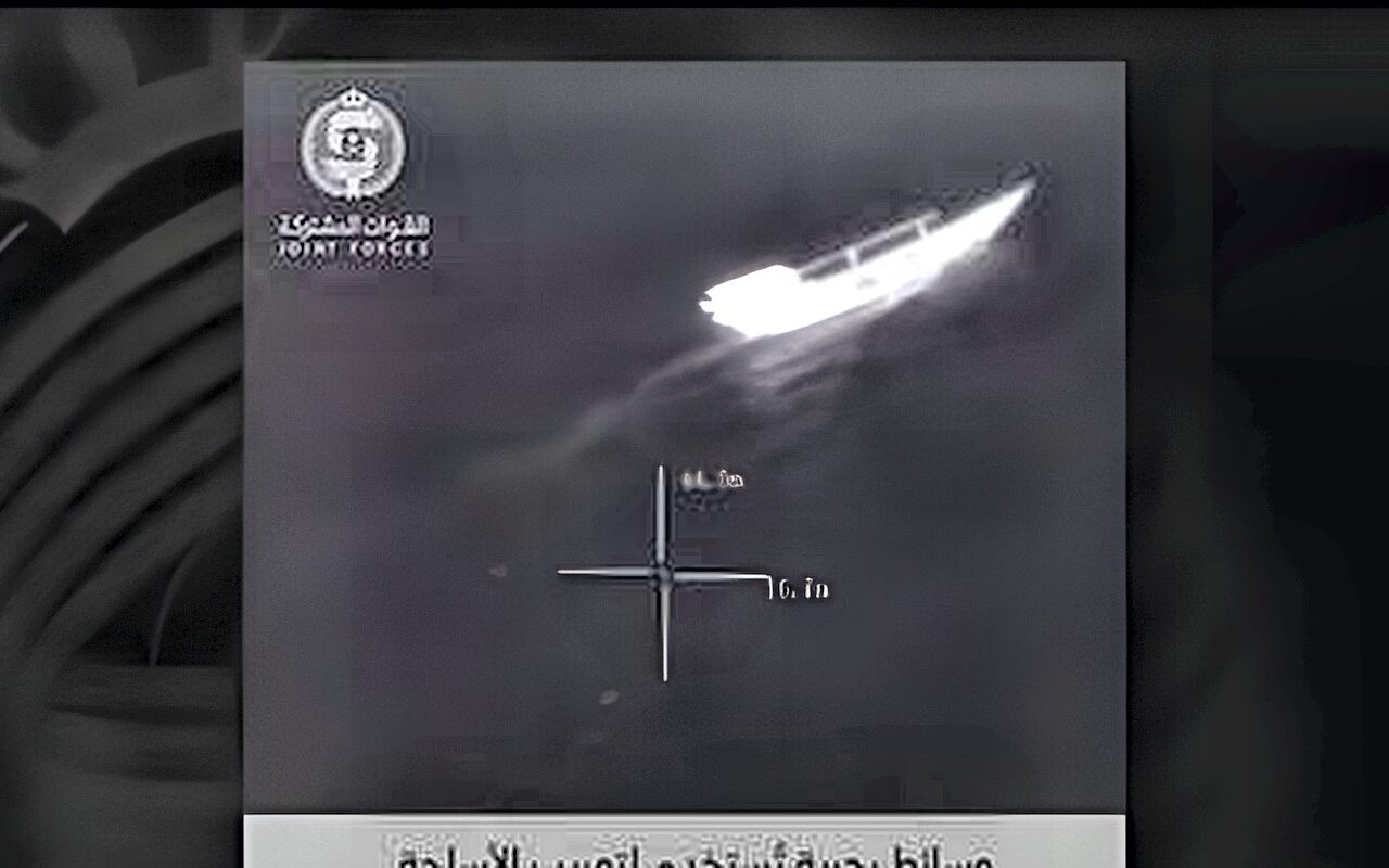 “نغرقهم في البحر”.. التحالف ينشر فيديو إغراق زوارق تهريب الحوثيين لأسلحة كانت متوجهة إلى الحديدة