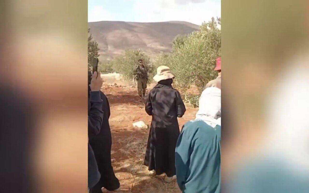 قوات الجيش الإسرائيلي تمنع المزارعين الفلسطينيين من الوصول إلى أراضيهم