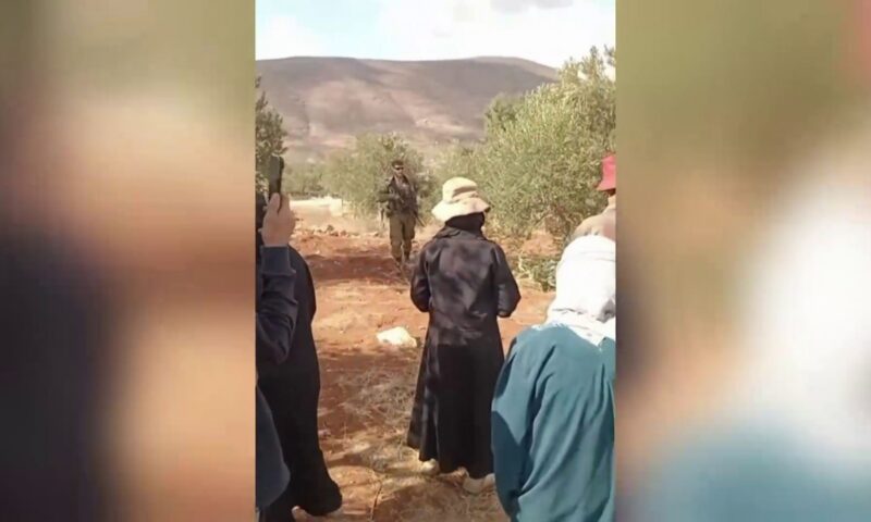 قوات الجيش الإسرائيلي تمنع المزارعين الفلسطينيين من الوصول إلى أراضيهم