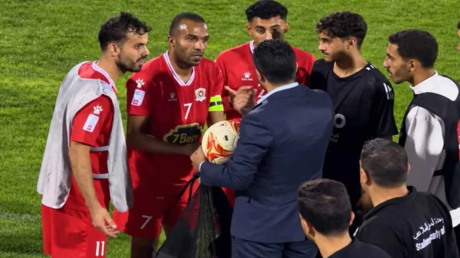 واقعة غريبة في الدوري الأردني.. مسؤول يمنع لاعبا سجل “هاتريك” من الاحتفاظ بكرة المباراة