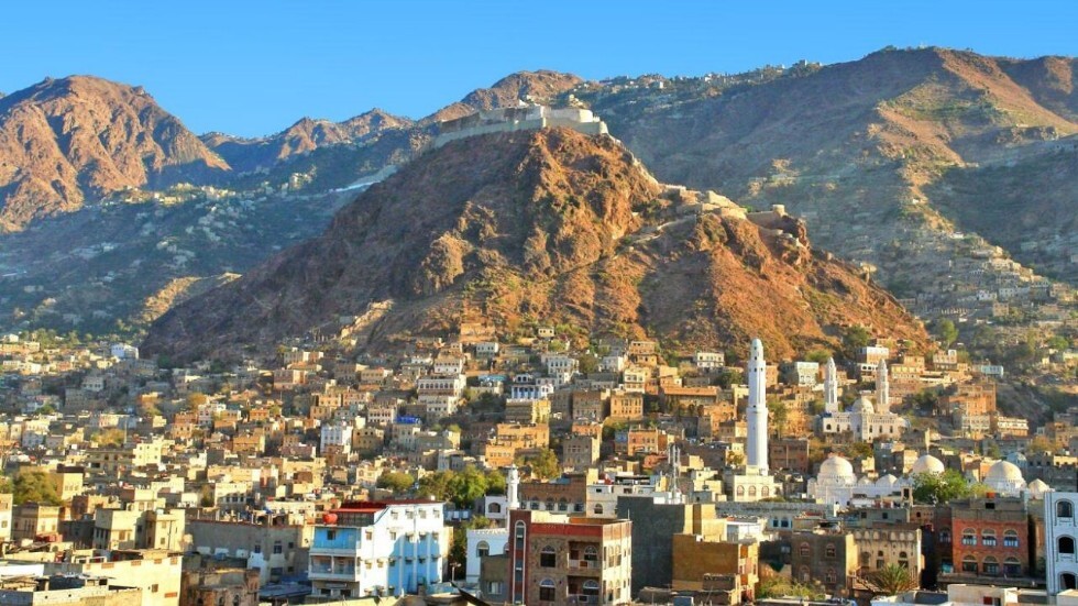 فايننشال تايمز: الحوثيون يحاصرون ثالث أكبر مدينة في اليمن ويقطعون معظم طرق الإمدادات