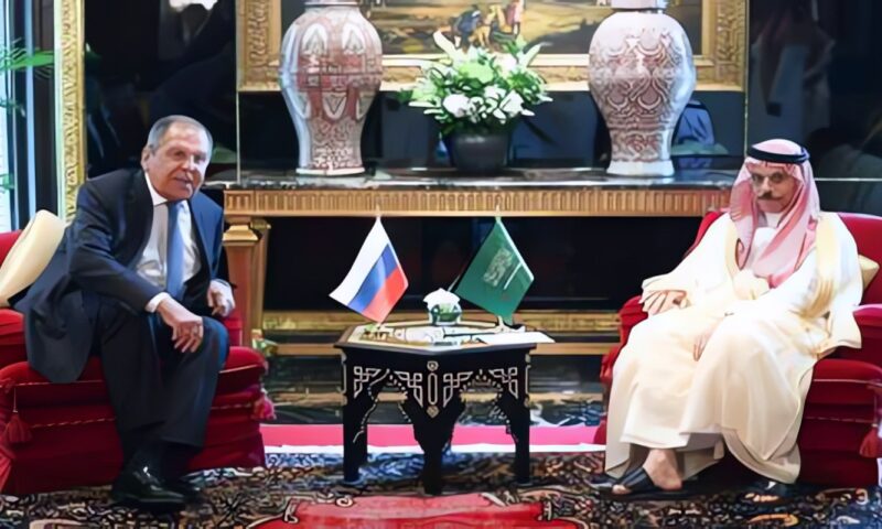 وزيرا خارجية روسيا والسعودية يبحثان العلاقات الثنائية بين البلدين وأمن الملاحة في الخليج