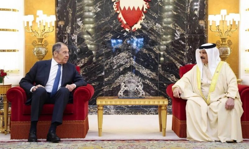 ملك البحرين يستقبل لافروف في المنامة على هامش الحوار الاستراتيجي الروسي الخليجي