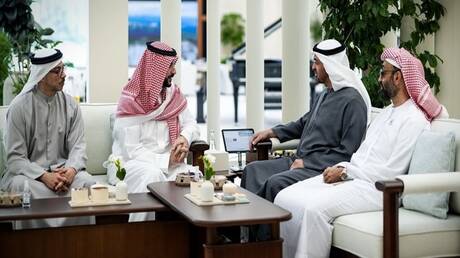 مستشار رئيس الإمارات يوضح دلالات زيارة الأمير خالد بن سلمان إلى أبو ظبي