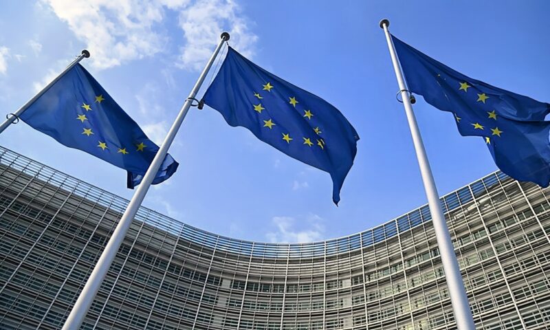 المفوضية الأوروبية تتمسك بالتخلي عن الطاقة الروسية بعكس المساعي الأمريكية للتسوية