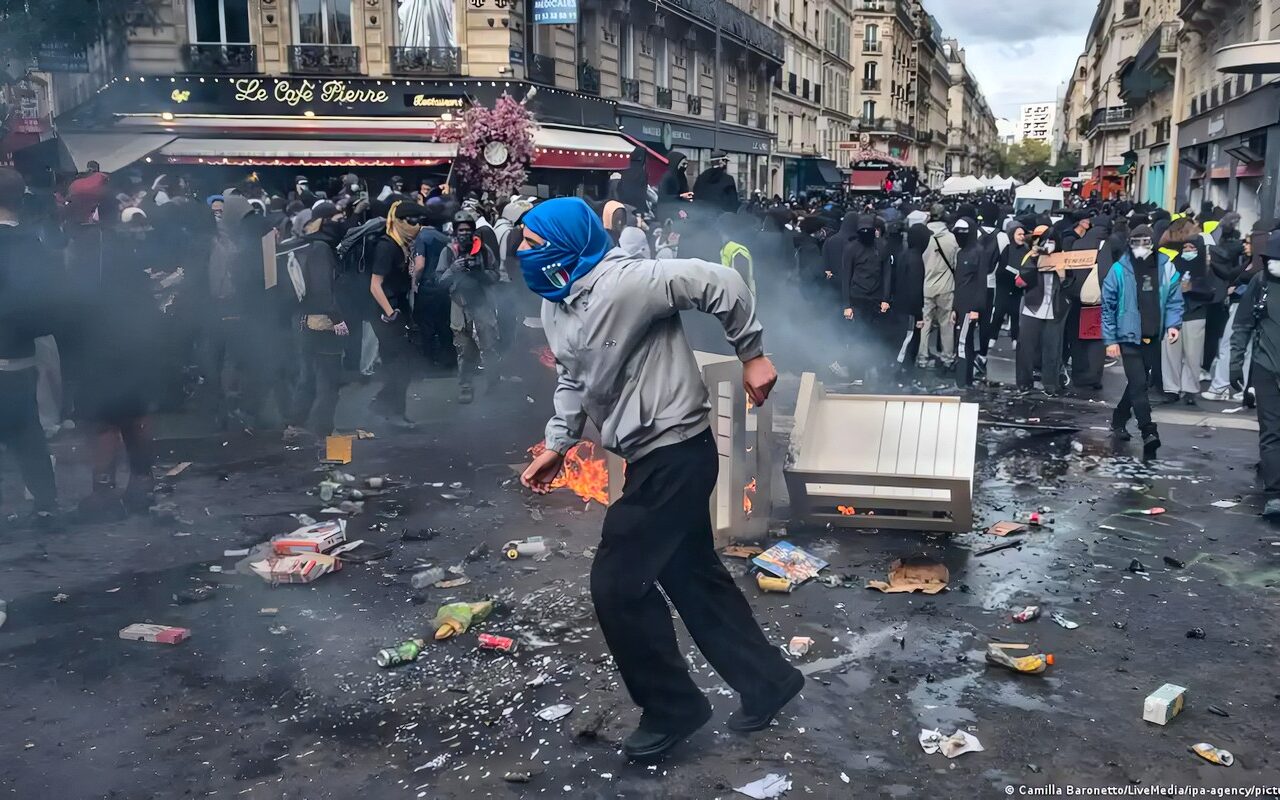 فرنسا تفرض حظر تجول محليا بعد أعمال عنف غير مسبوقة
