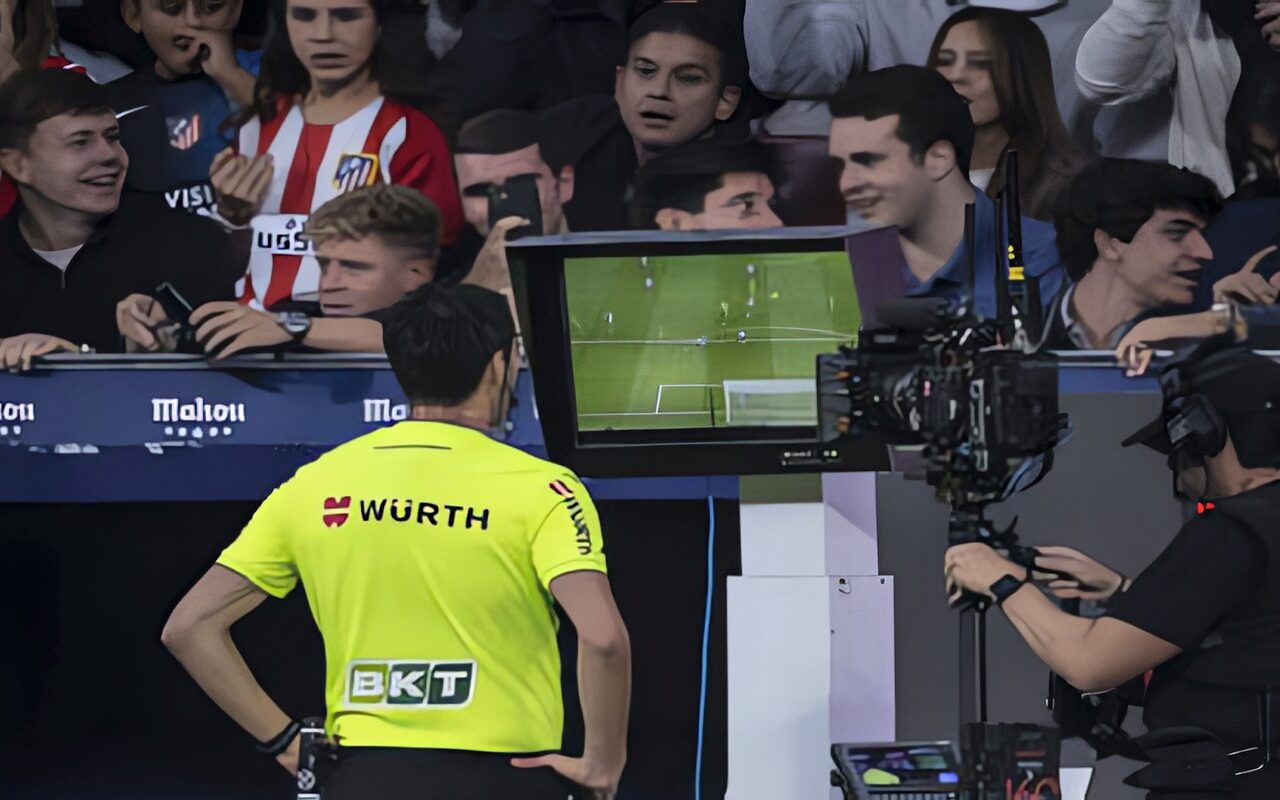 “فضيحة” قبل الكلاسيكو.. تلفزيون ريال مدريد يتهم لاعبي برشلونة بالتدخل في قرارات التحكيم