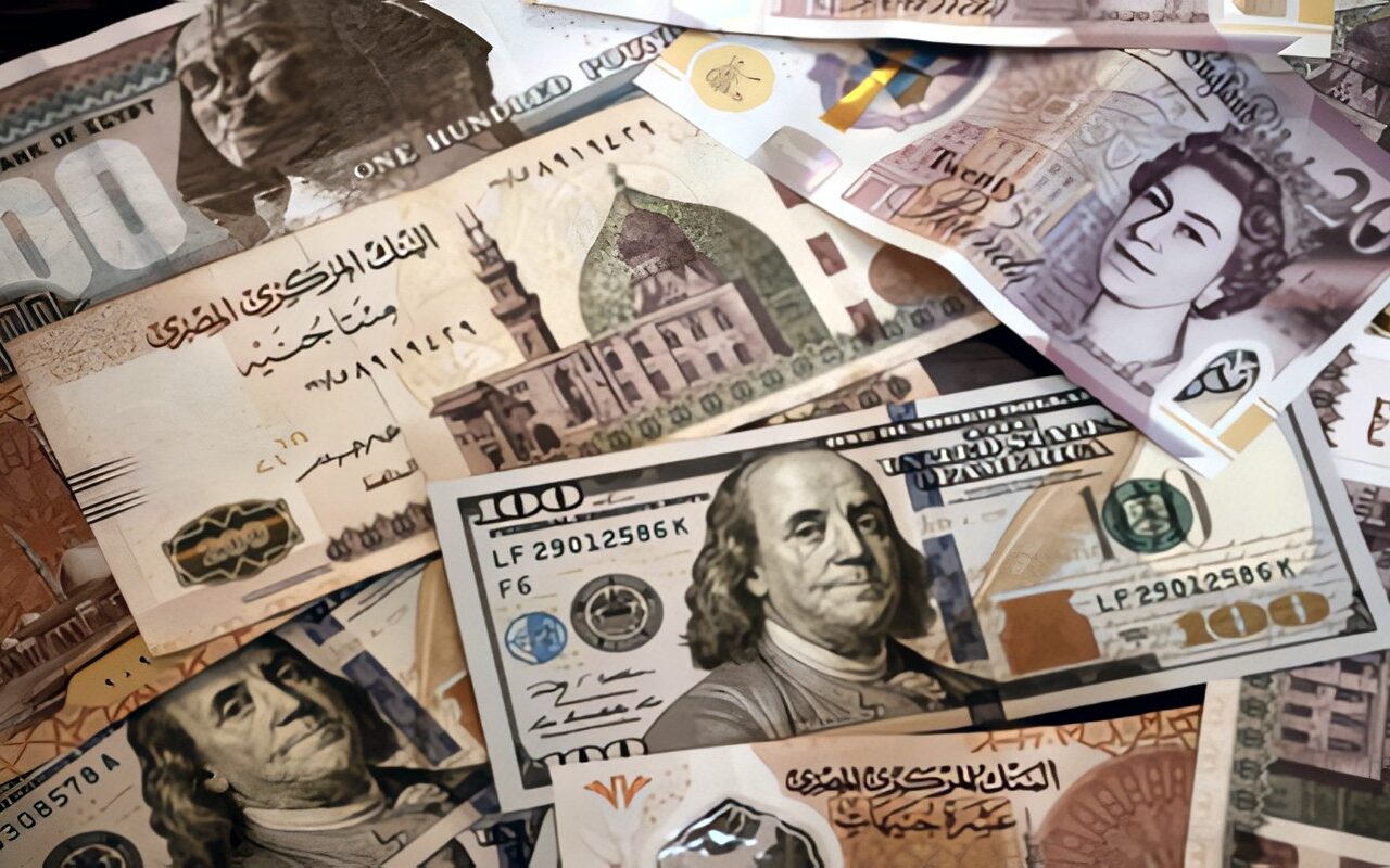 الدولار يسجل مستوى قياسيا جديدا أمام الجنيه لأول مرة منذ 7 أشهر