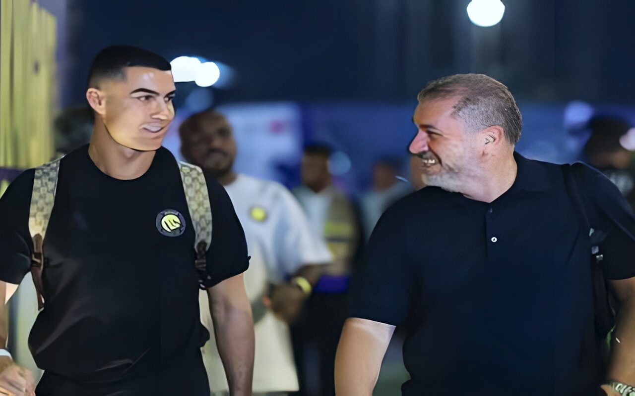 فتاة تلفت أنظار رونالدو قبل مباراة النصر ونيوم (فيديو)