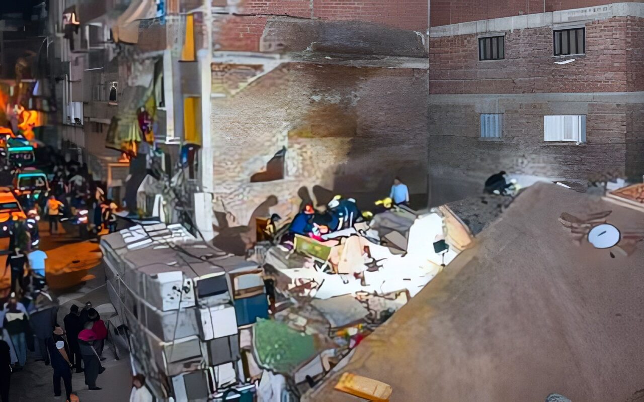 مصر.. كاميرات المراقبة ترصد لحظة انهيار مروع لعقار في الإسكندرية