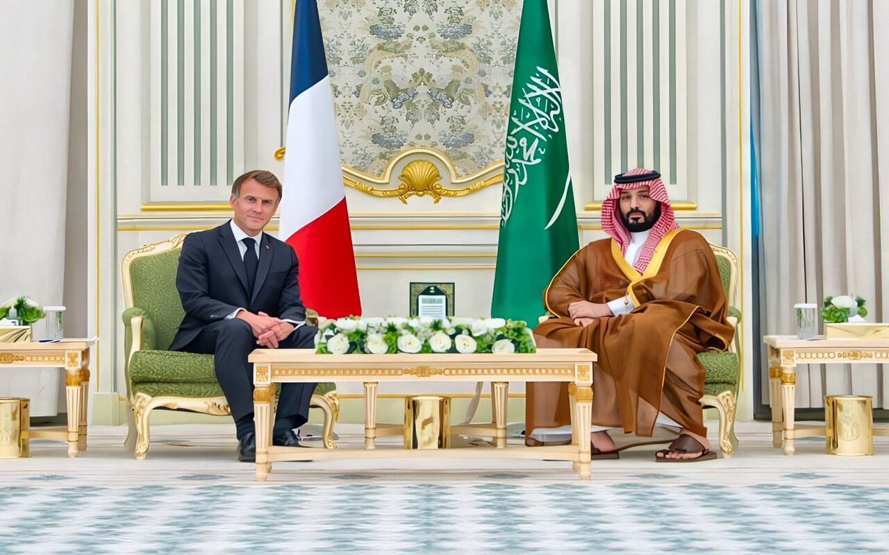 ماكرون يصل الرياض في زيارة مفاجئة و”غير معلن عنها”