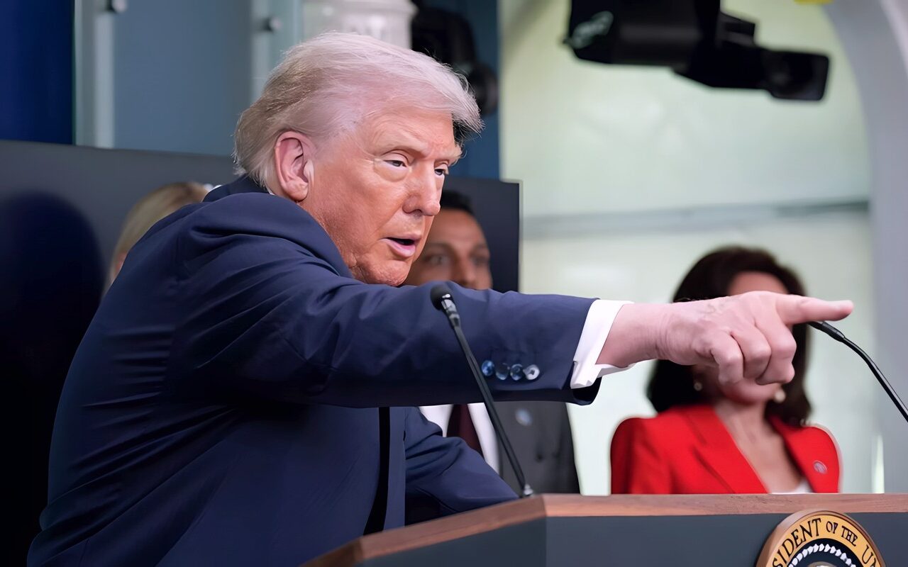 ترامب يوبخ مراسلة “سي إن إن”: أنت غبية ومستوى ذكائك متدن