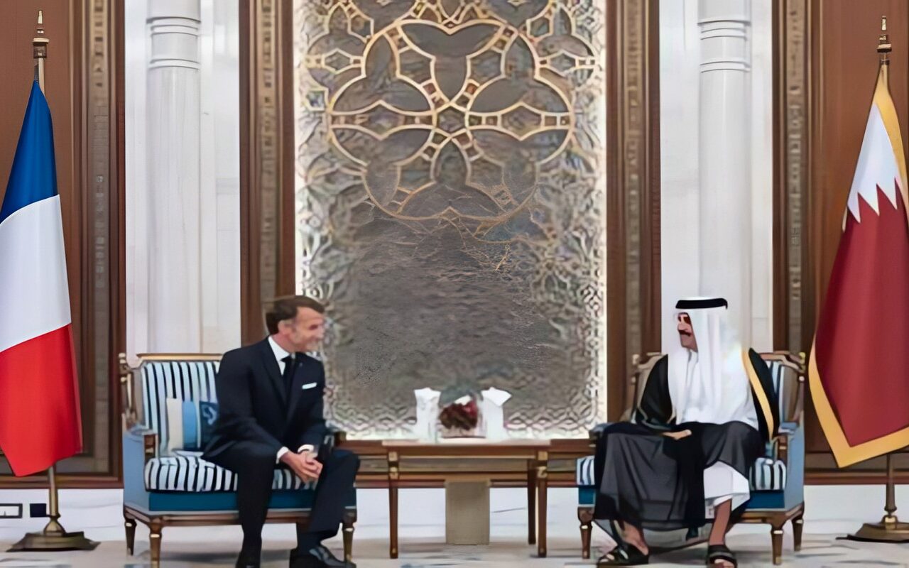 قطر وفرنسا تدينان الهجمات الإيرانية وتطالبان بحرية الملاحة في مضيق هرمز