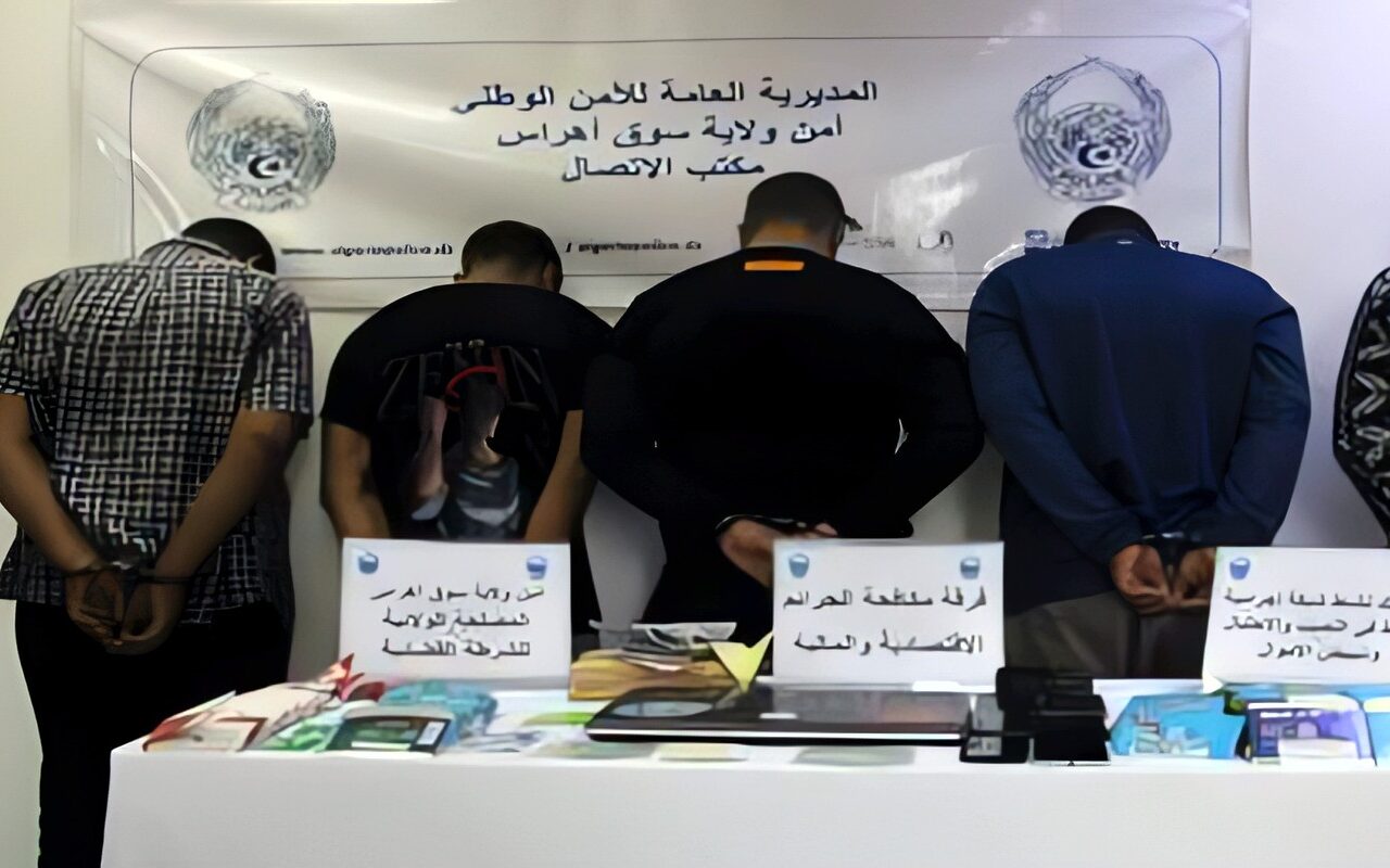 الجزائر.. تفكيك شبكة احتيال إلكتروني وغسل أموال استهدفت الباحثين والطلبة