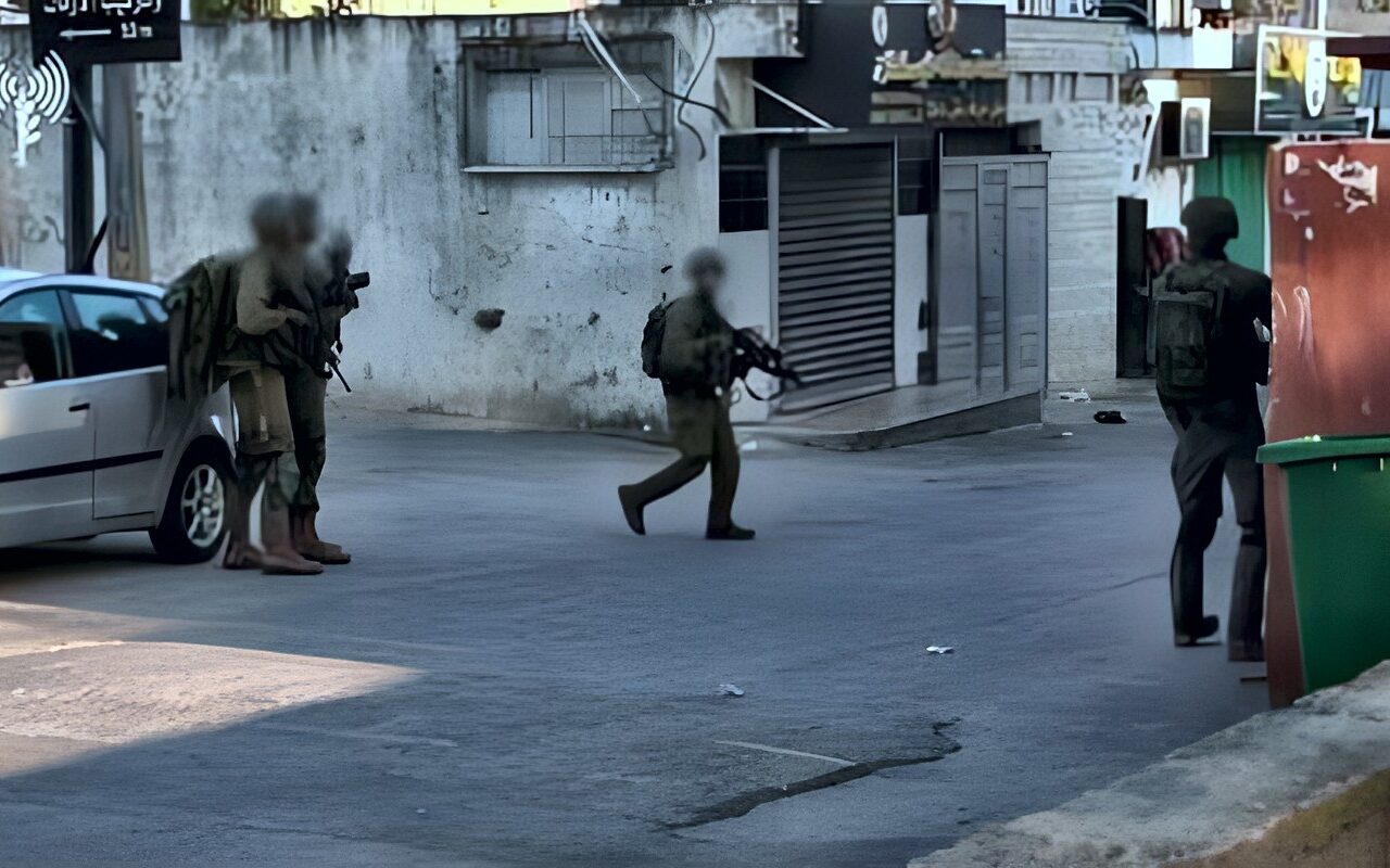 الجيش الإسرائيلي يشن مداهمات في الضفة الغربية بعد هجوم الخليل