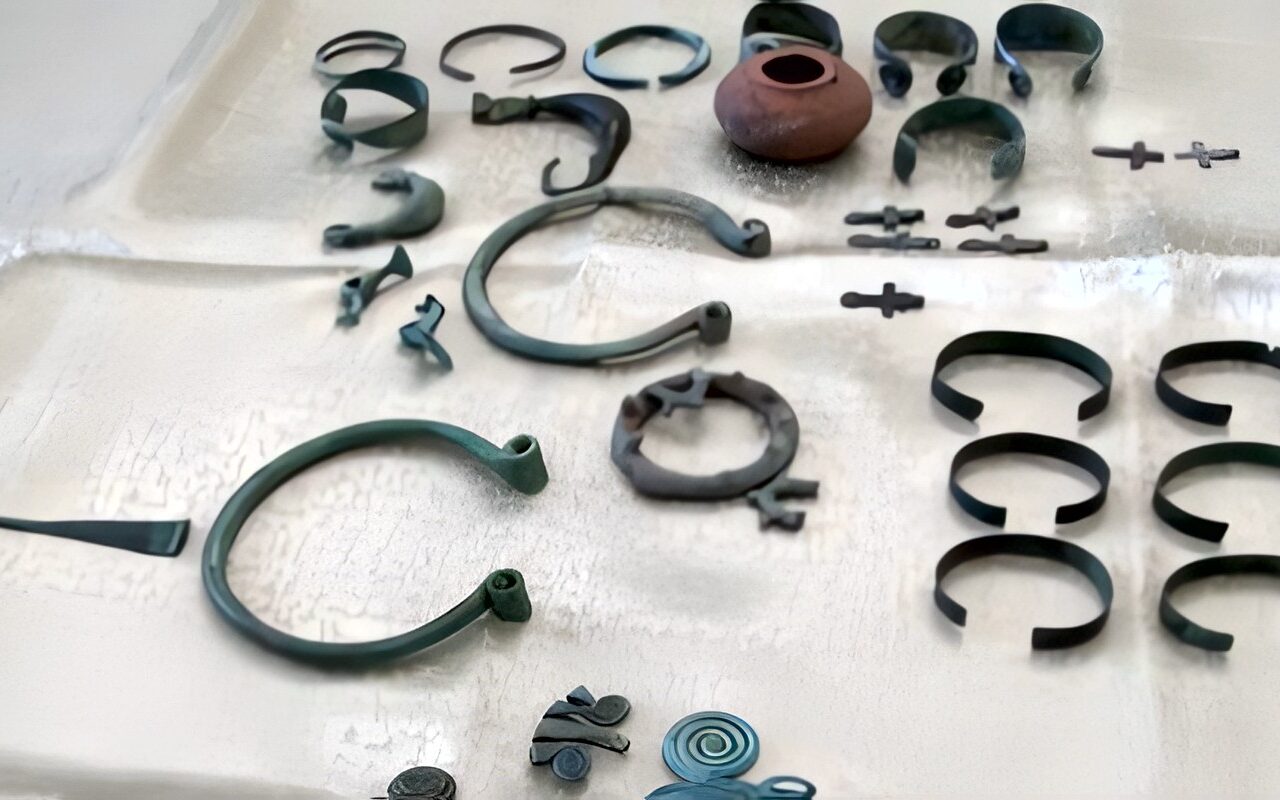 روسيا.. ضبط 74 قطعة أثرية أعدت للتهريب إلى فرنسا وبريطانيا في طرود بريدية