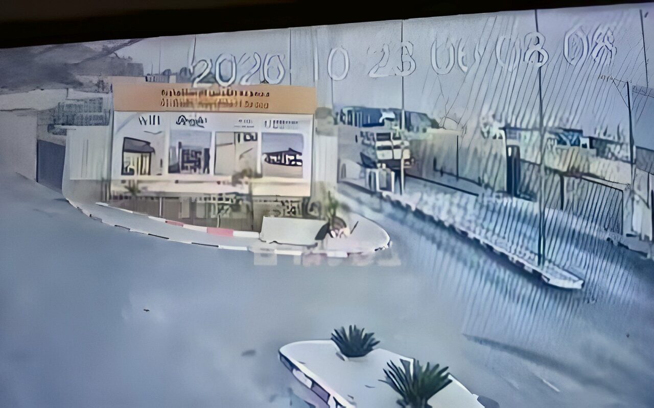 شاهد.. كاميرات المراقبة توثق لحظة الهجوم المسلح على حاجز إسرائيلي في الخليل اليوم