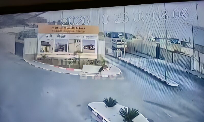 شاهد.. كاميرات المراقبة توثق لحظة الهجوم المسلح على حاجز إسرائيلي في الخليل اليوم
