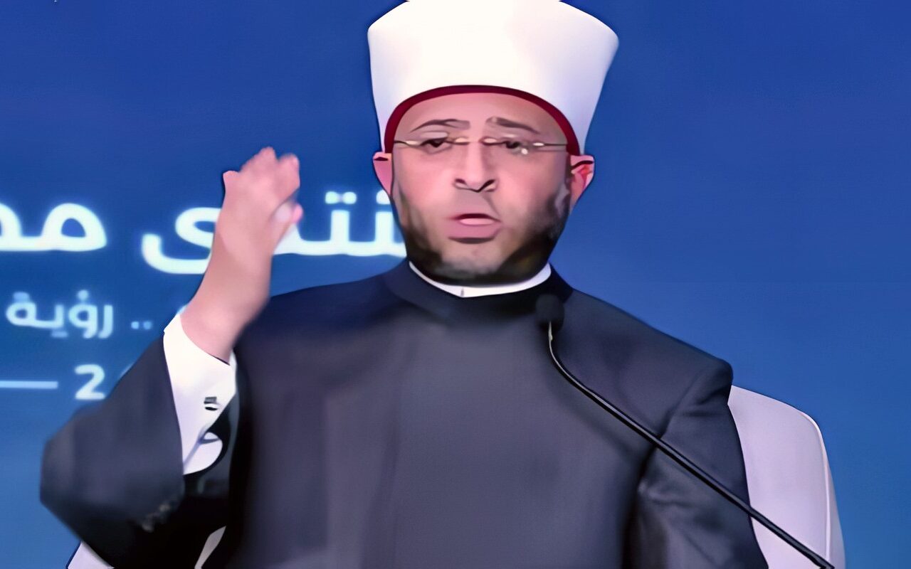 وزير الأوقاف المصري يرد بحضور السيسي على “عسكرة” الوزارة