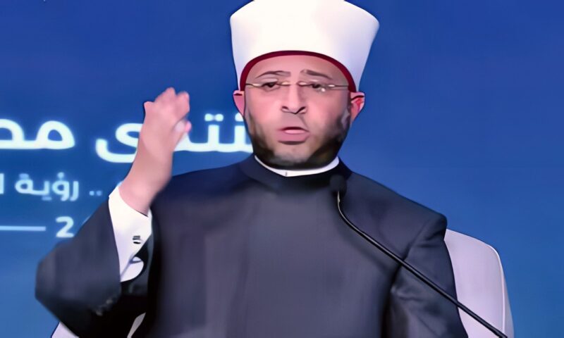 وزير الأوقاف المصري يرد بحضور السيسي على “عسكرة” الوزارة