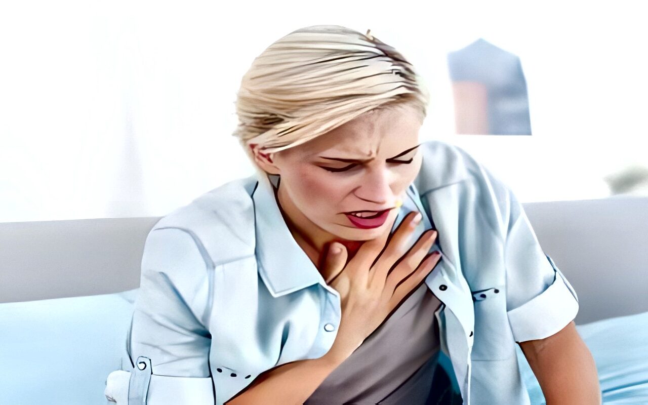 طبيب يحذر من مخاطر الشعور بضيق التنفس أثناء الراحة