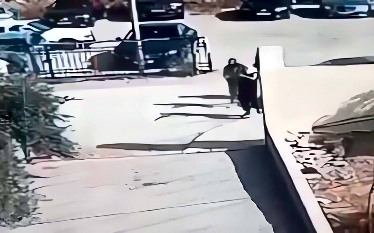 كاميرات المراقبة توثق لحظة هجوم مسلحين على كنيسة في الكرك بالأردن