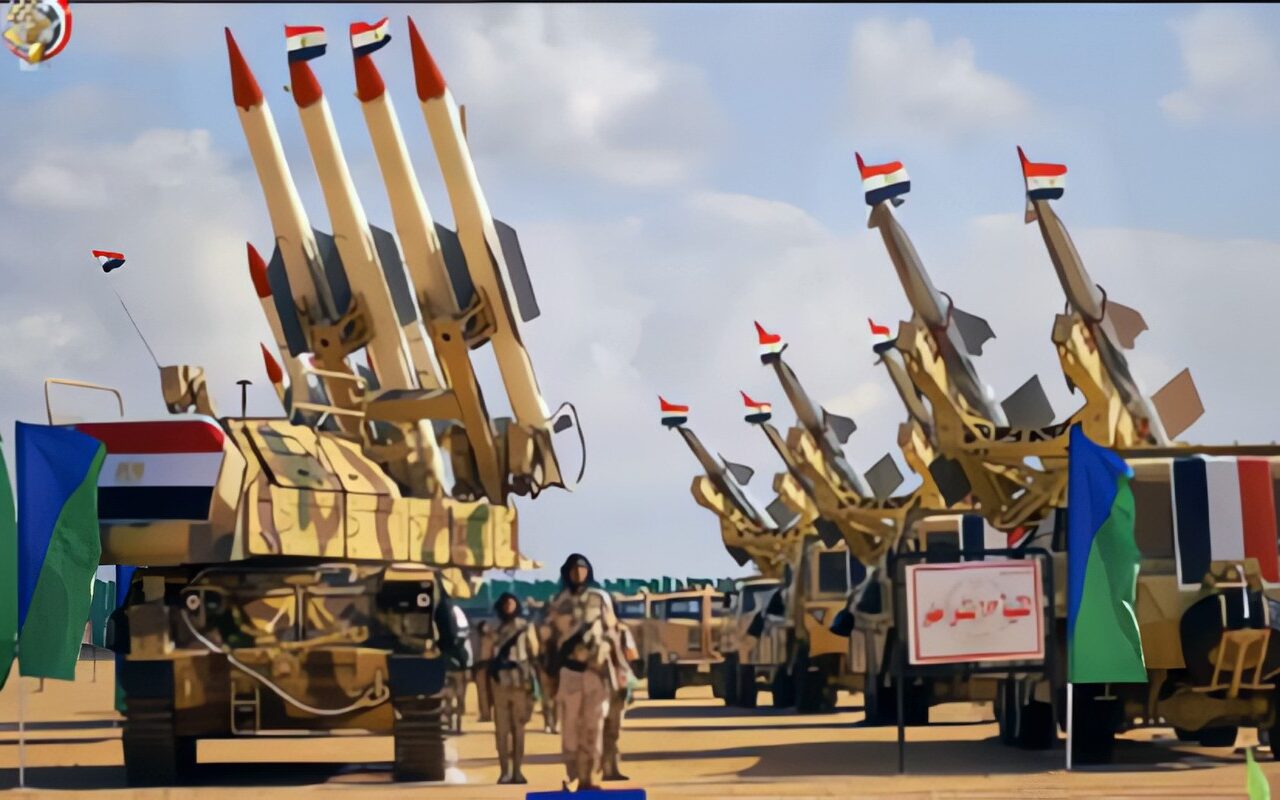 تفتيش حرب”.. الجيش المصري يستعرض قواته القتالية بحضور قاداته (فيديو)