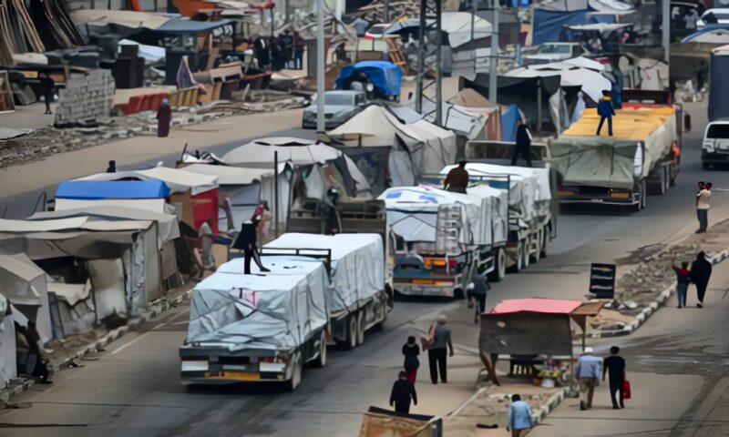 مصر تدفع بشاحنات طحين لمواجهة أزمة الخبز في غزة
