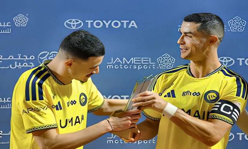 تصرف رائع.. الأسطورة رونالدو يتنازل عن جائزته لزميله الحمدان (فيديو)