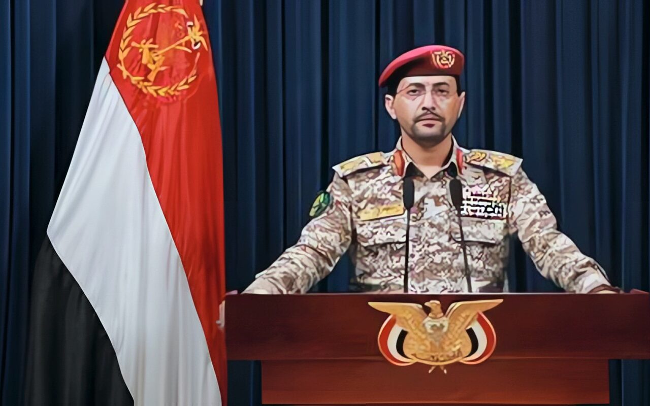 الحوثيون يعلنون استهداف “تحشيدات سعودية” بمعسكر النصر والقاعدة العسكرية البحرية في عدن