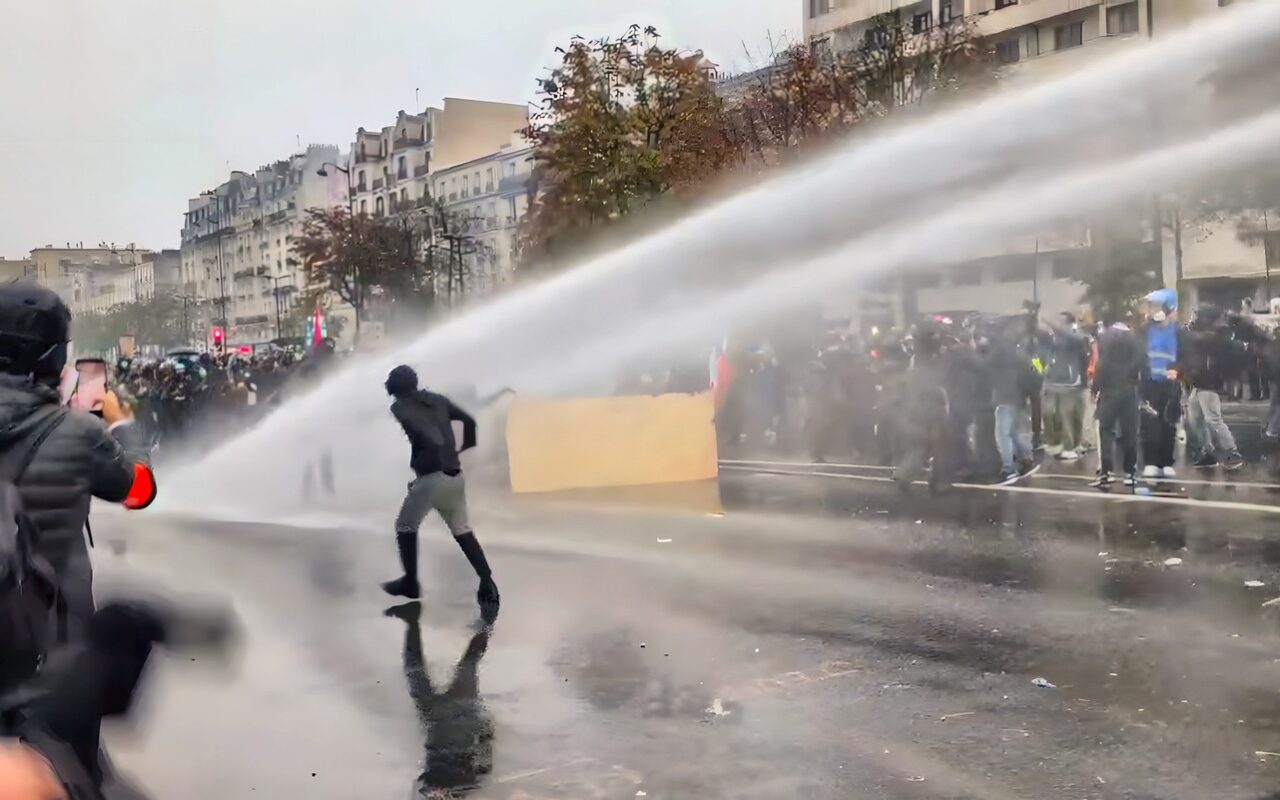 الشرطة الفرنسية تستخدم خراطيم المياه والغاز المسيل للدموع لتفريق محتجين في باريس
