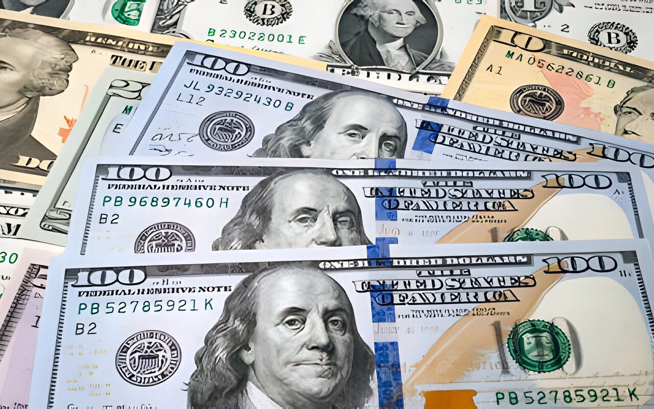 العراق يتوقع وصول مليار دولار نقدا من الاحتياطي الفيدرالي لخفض سعر الصرف في السوق الموازية