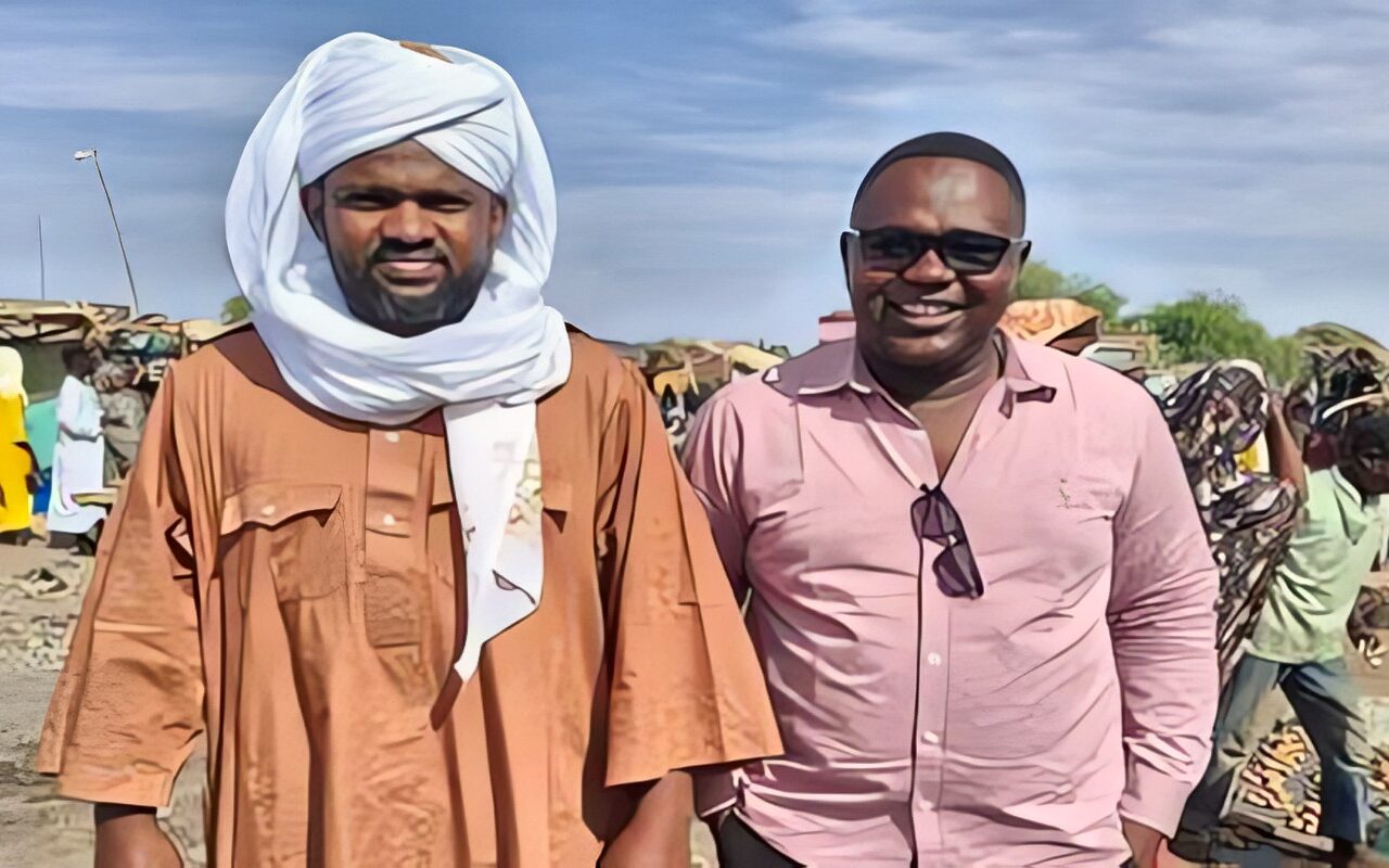 ظهور مثير لقيادي في حزب الأمة السوداني بزي الدعم السريع