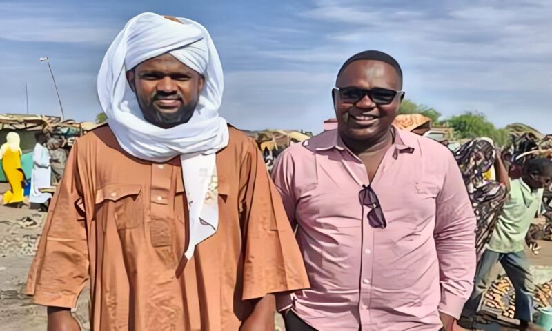 ظهور مثير لقيادي في حزب الأمة السوداني بزي الدعم السريع