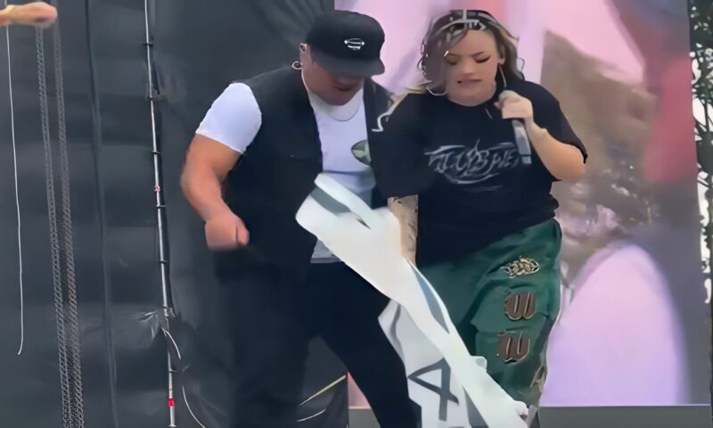 مغنية راب كولومبية تدوس على علم إسرائيل وتمسح حذاءها به خلال حفل في بوغوتا